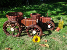 Charger l'image dans la galerie, Cache-pot tracteur en osier et bois