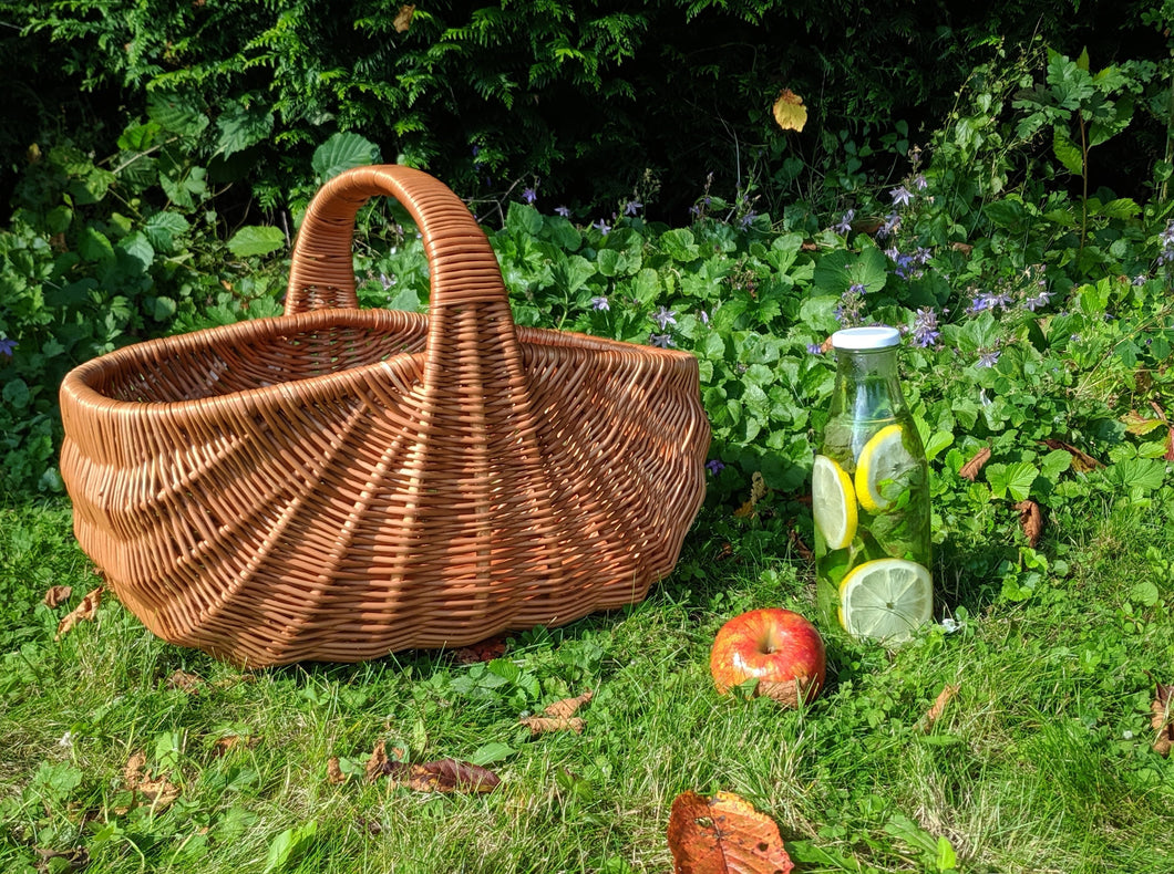 Panier en osier de grande taille, robuste, au tissage réalisé d'une seule traite, pour une solidité renforcée et un résultat très élégant.